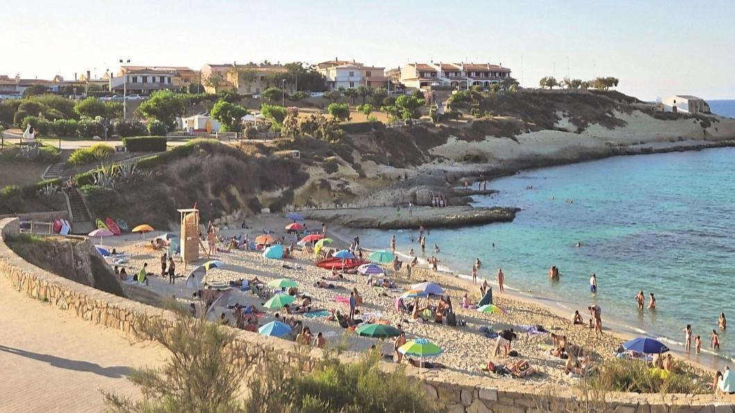 Vietato fumare e niente bivacchi: nelle spiagge scattano regole e divieti