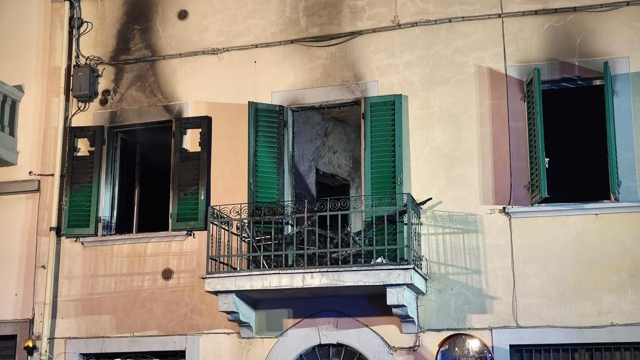 L'appartamento distrutto (foto di Alessandro Formichella)