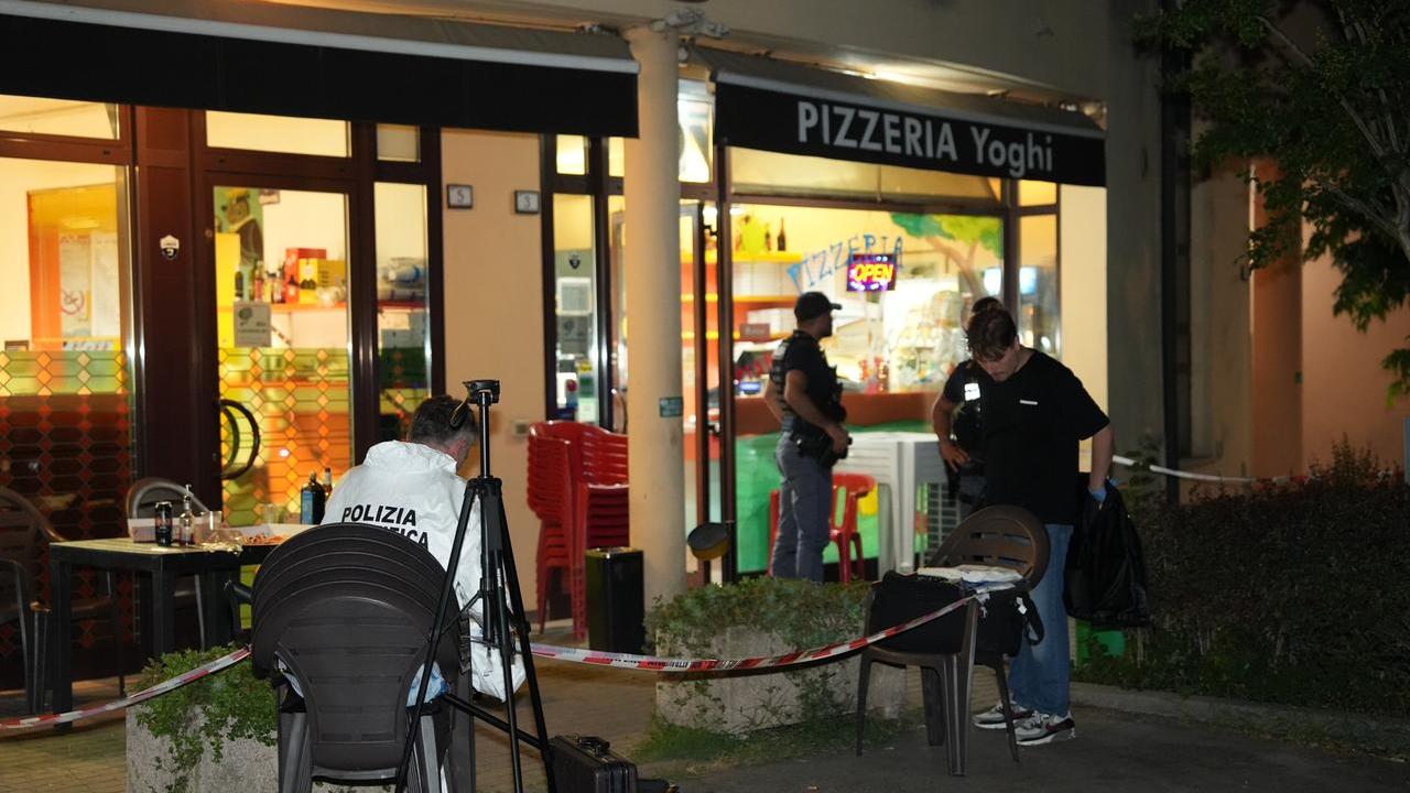 Pizzaiolo ucciso, la Lega: «L’assassino va remigrato». Poi il dietrofront quando scopre che è italiano. Scoppia il caso politico
