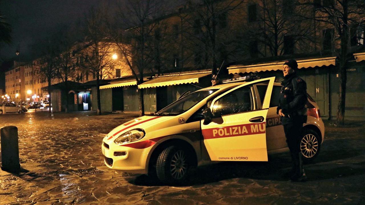 Polizia municipale in piazza Garibaldi (foto d'archivio)