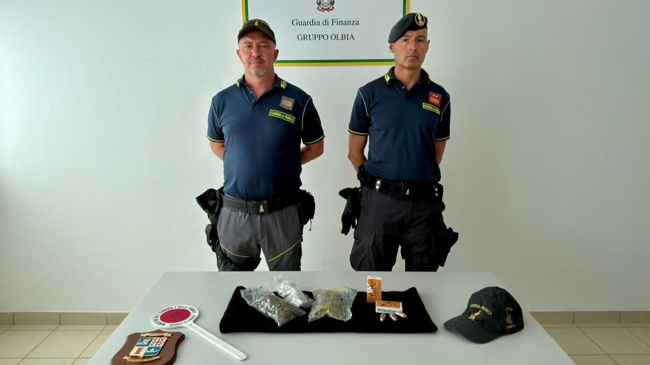 Sbarca in Sardegna per un lavoro stagionale con mezzo chilo di hashish e marijuana: arrestato