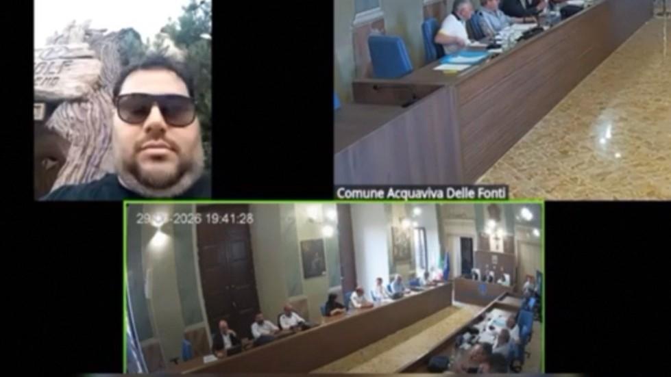 Il consigliere comunale è in vacanza a Gardaland: il voto da remoto con le attrazioni sullo sfondo