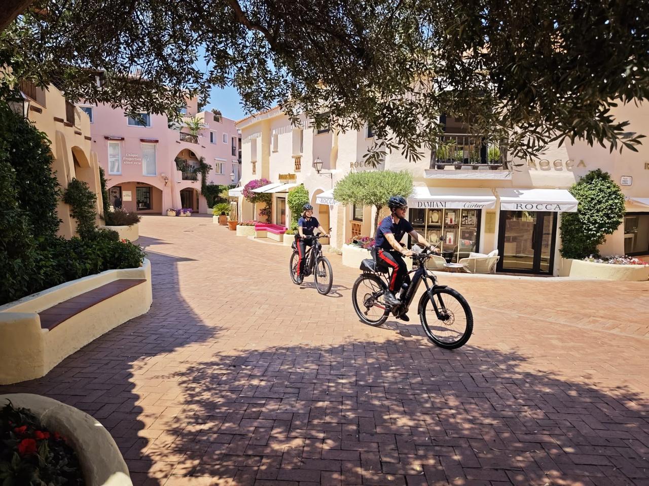 Sicurezza, carabinieri in sella alle bici elettriche tra le vie della Costa Smeralda