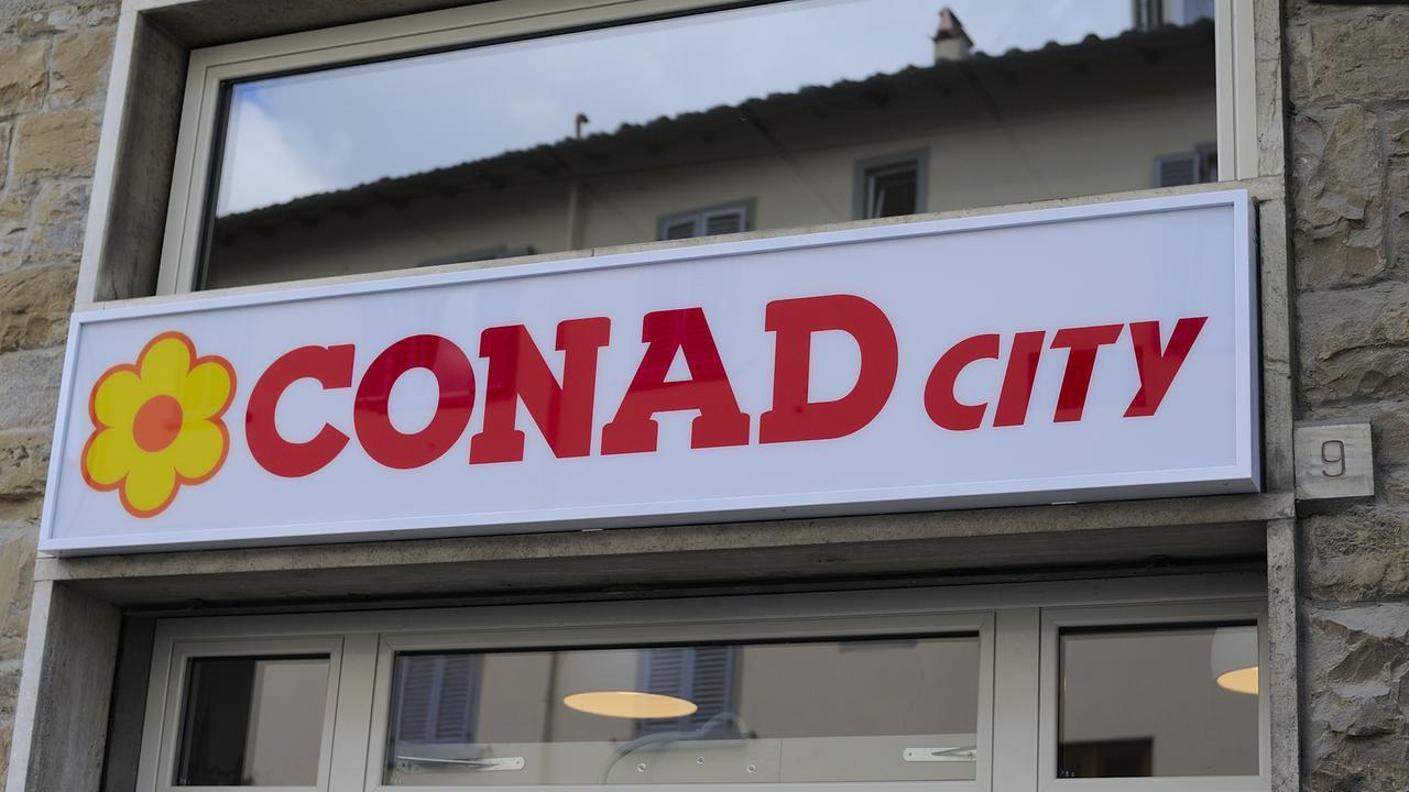 Rapina in un supermercato, aggredisce il dipendente con un bastone e si fa consegnare 20mila euro: è caccia all’uomo
