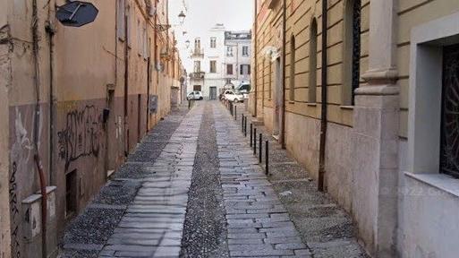 Sassari, l’acciottolato è da rifare: chiude una strada del centro storico – Ecco per quanto tempo