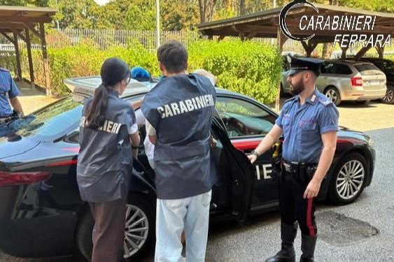 Ferrara, finto carabiniere tenta di truffare una 62enne: i veri militari lo arrestano
