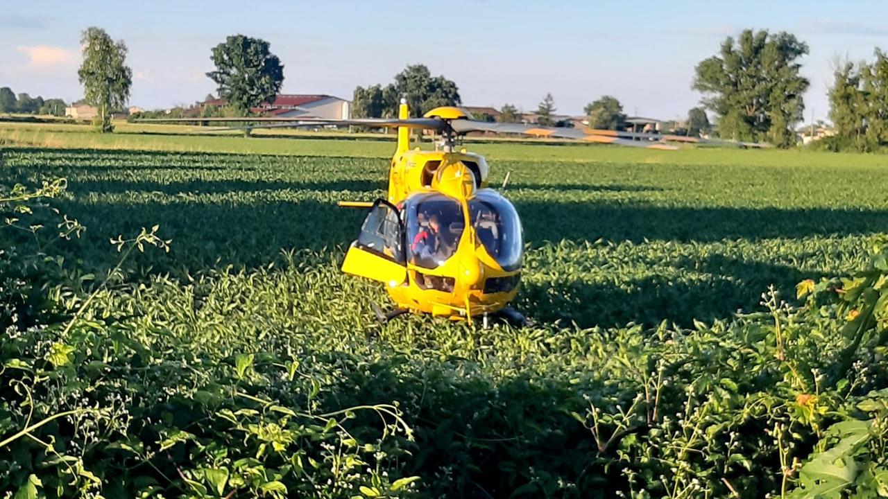 
	Il giovane operaio &egrave; stato portato in elisoccorso al Centro Ustioni di Parma


