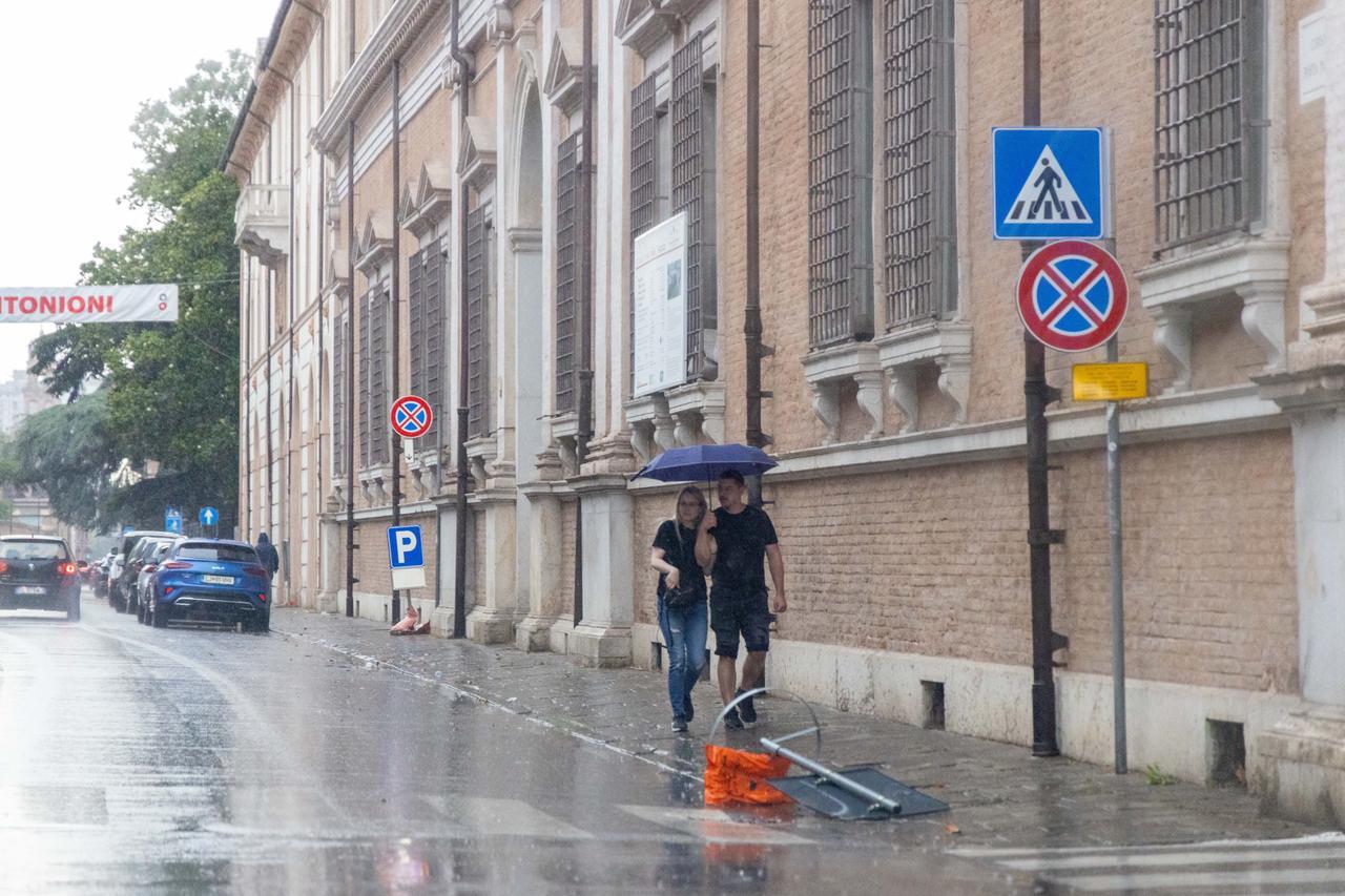 Allerta meteo in provincia di Ferrara, rischio temporali intensi: segnalateci eventuali disagi