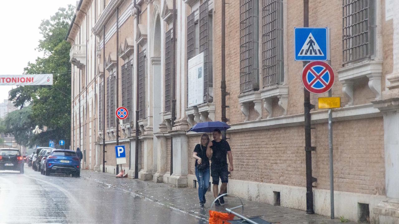 Allerta meteo in provincia di Ferrara, rischio temporali intensi: segnalateci eventuali disagi