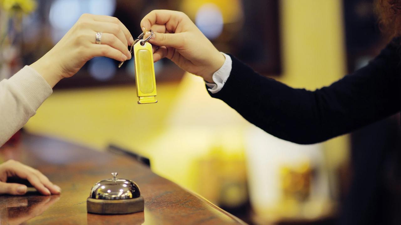 Sulla sua testa pendeva un mandato di cattura, è stata tradita dal check in in albergo: rintracciata e arrestata