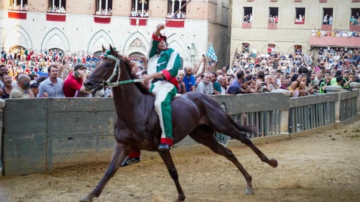 Giovanni Atzeni "Tittia" vincitore a Siena del Palio di Provenzano nel luglio 2025