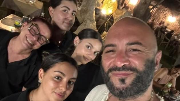 Porcetto e gnocchetti, Giuliano Sangiorgi dei Negramaro alla scoperta dei sapori sardi