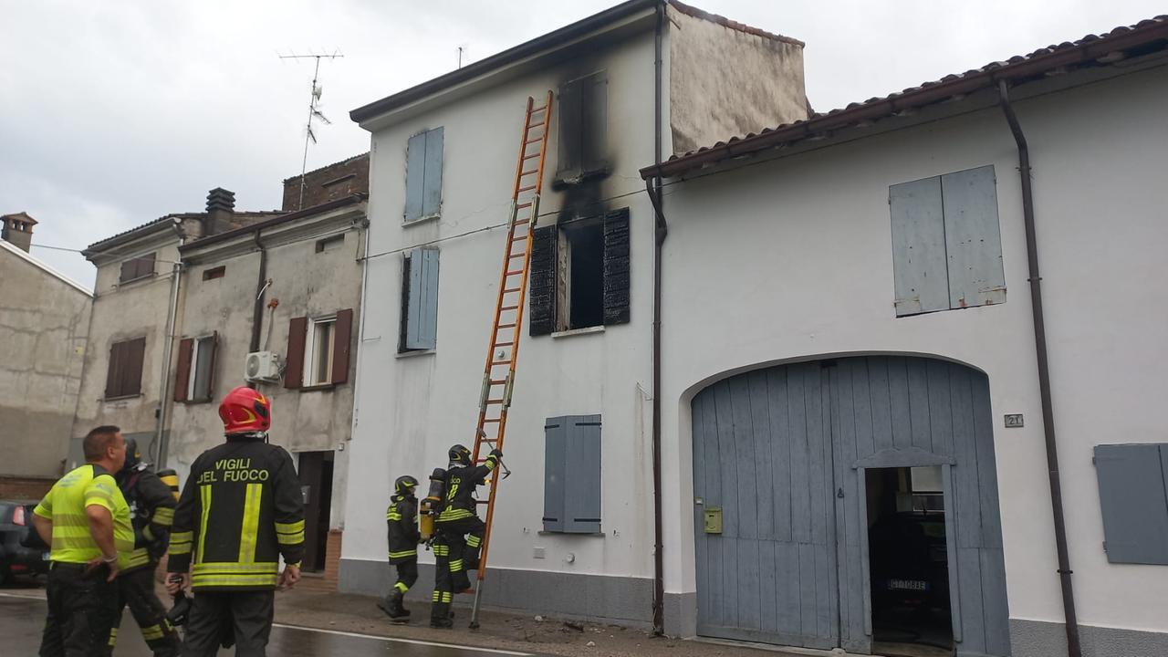 Incendio a Gualtieri: pensionata intrappolata tra le fiamme, salvata dai vicini. È grave a Parma