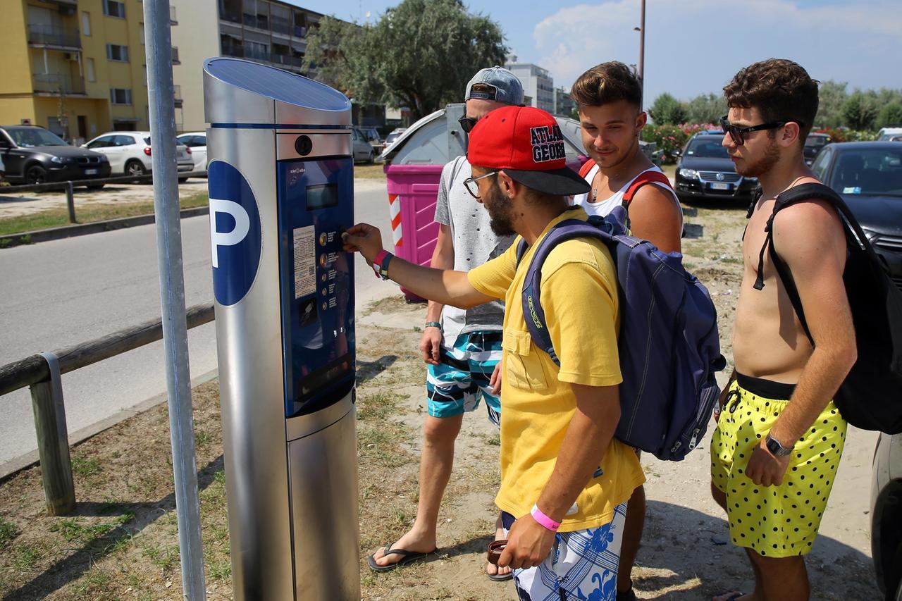 Lidi di Comacchio, parcheggi a pagamento: scattano le tariffe di alta stagione