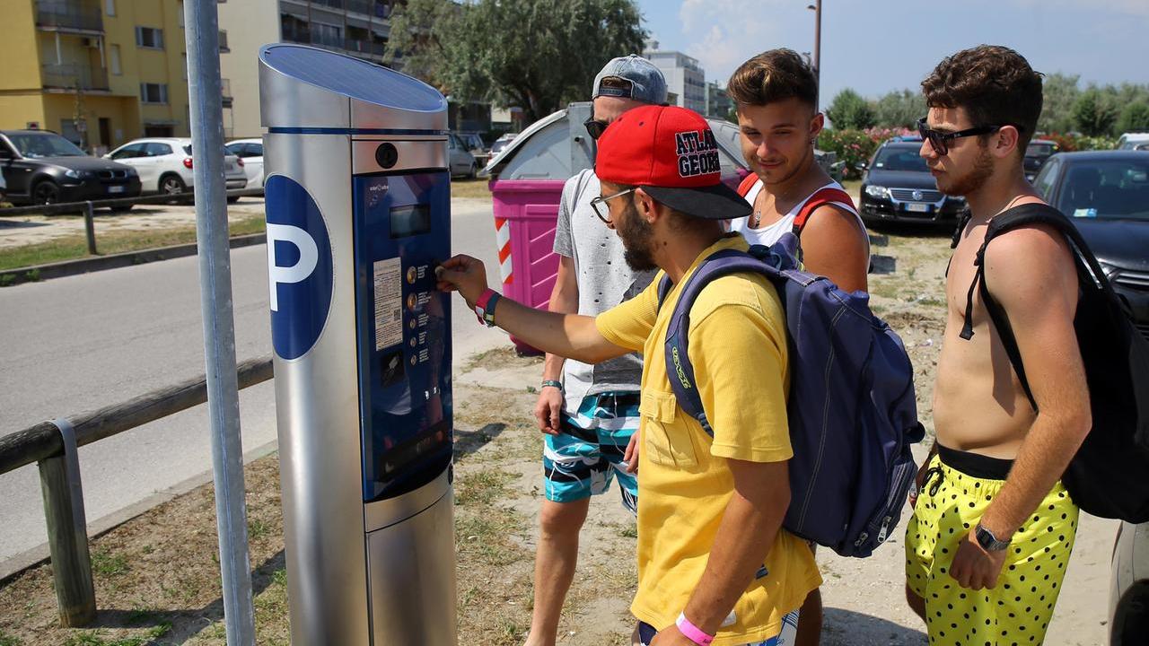 Lidi di Comacchio, parcheggi a pagamento: scattano le tariffe di alta stagione