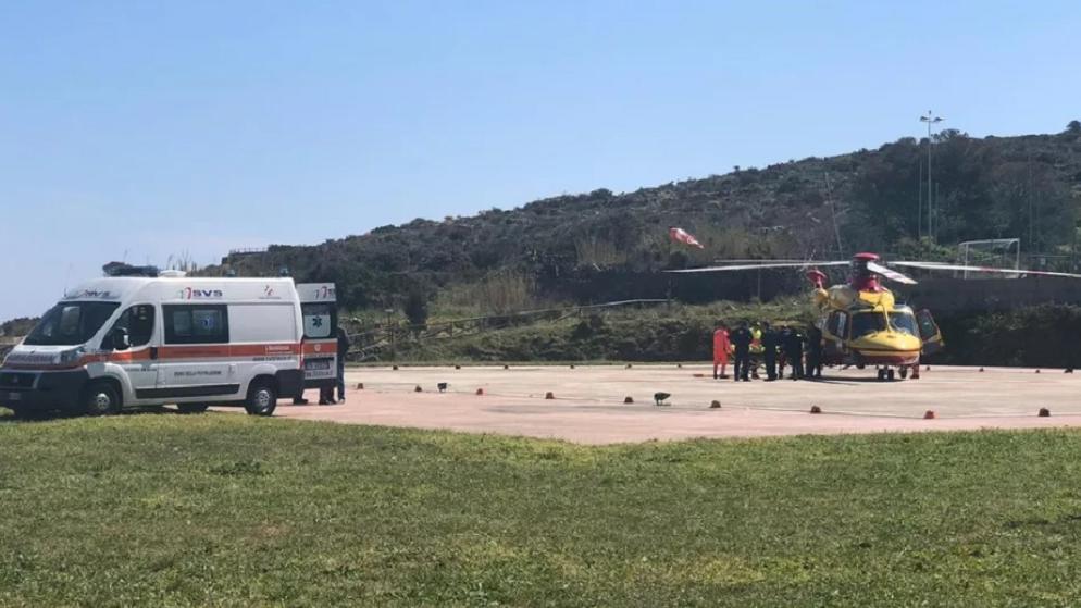 Un'ambulanza della Svs di Capraia e l'elisoccorso (foto d'archivio)