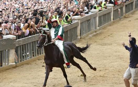  Maltempo, il Palio di Siena slitta a domani – Tutti i fantini sardi in gara