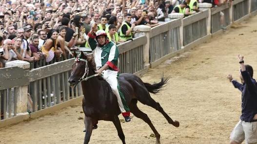 Maltempo, il Palio di Siena slitta a domani – Tutti i fantini sardi in gara