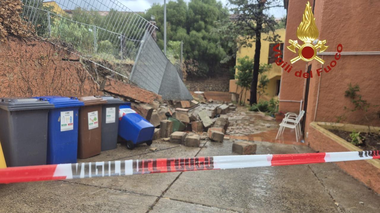 Le forti piogge fanno crollare un muro, sgomberati alcuni alloggi – L’intervento dei vigili del fuoco