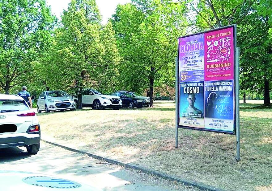 Cavriago, oltre 40 multe a chi parcheggia nel parco accanto alla piscina: il Comune intensifica i controlli