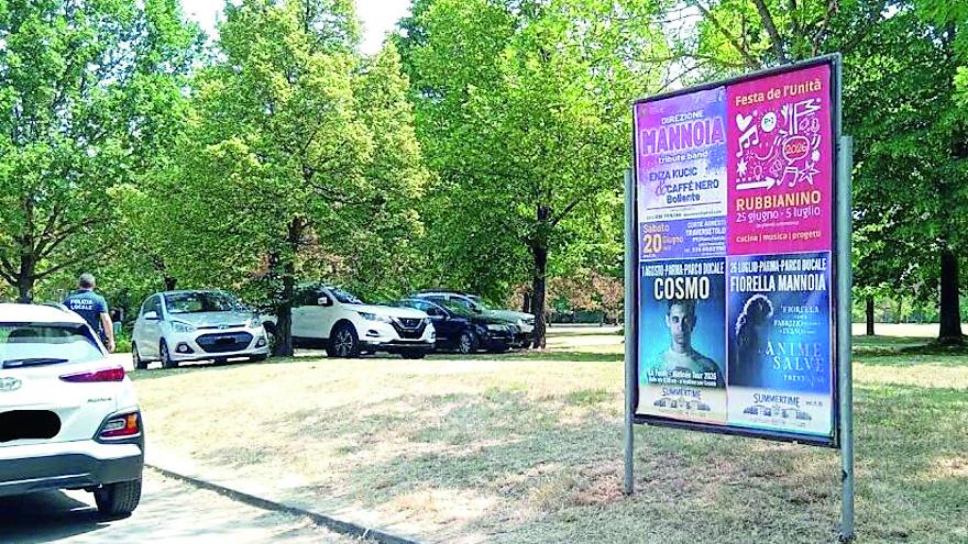 Cavriago, oltre 40 multe a chi parcheggia nel parco accanto alla piscina: il Comune intensifica i controlli
