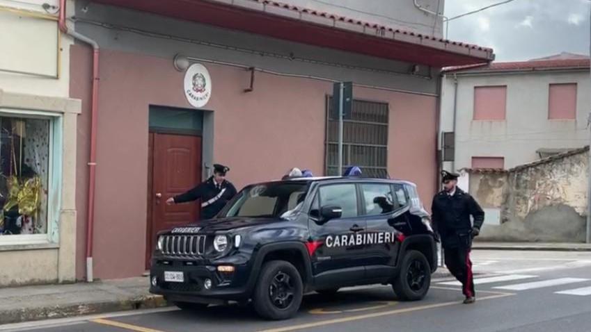 Vanno ad arrestarlo per atti persecutori verso la ex e portano in carcere lui e il fratello – Che cosa è successo