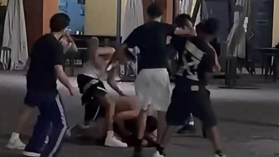 Un frame del video dell'aggressione a Sassuolo