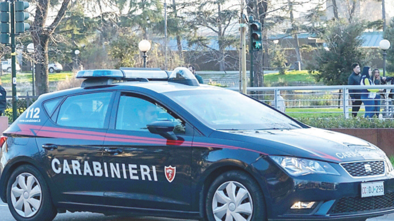 Firenze, coltello al collo per rubarle la borsa: donna ferita dal malvivente