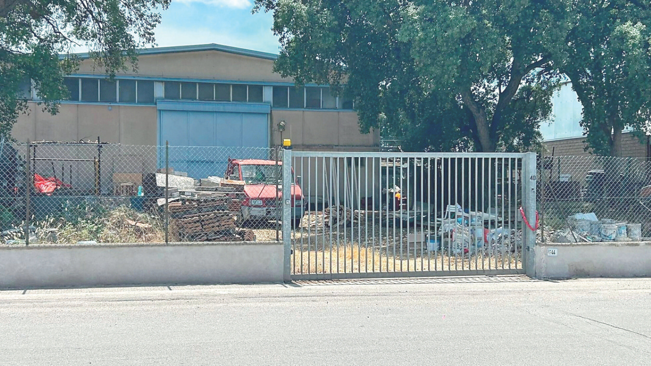 L'ingresso del capannone (foto Giorgio)