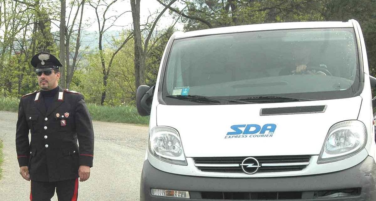 I carabinieri e un corriere Sda