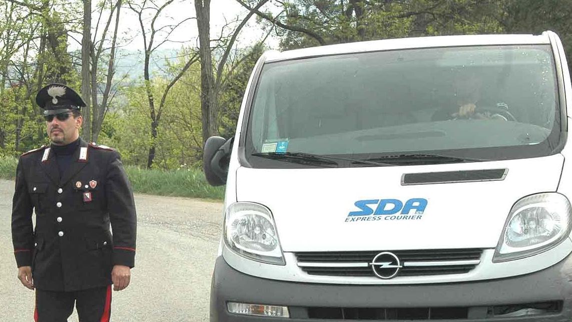 I carabinieri e un corriere Sda