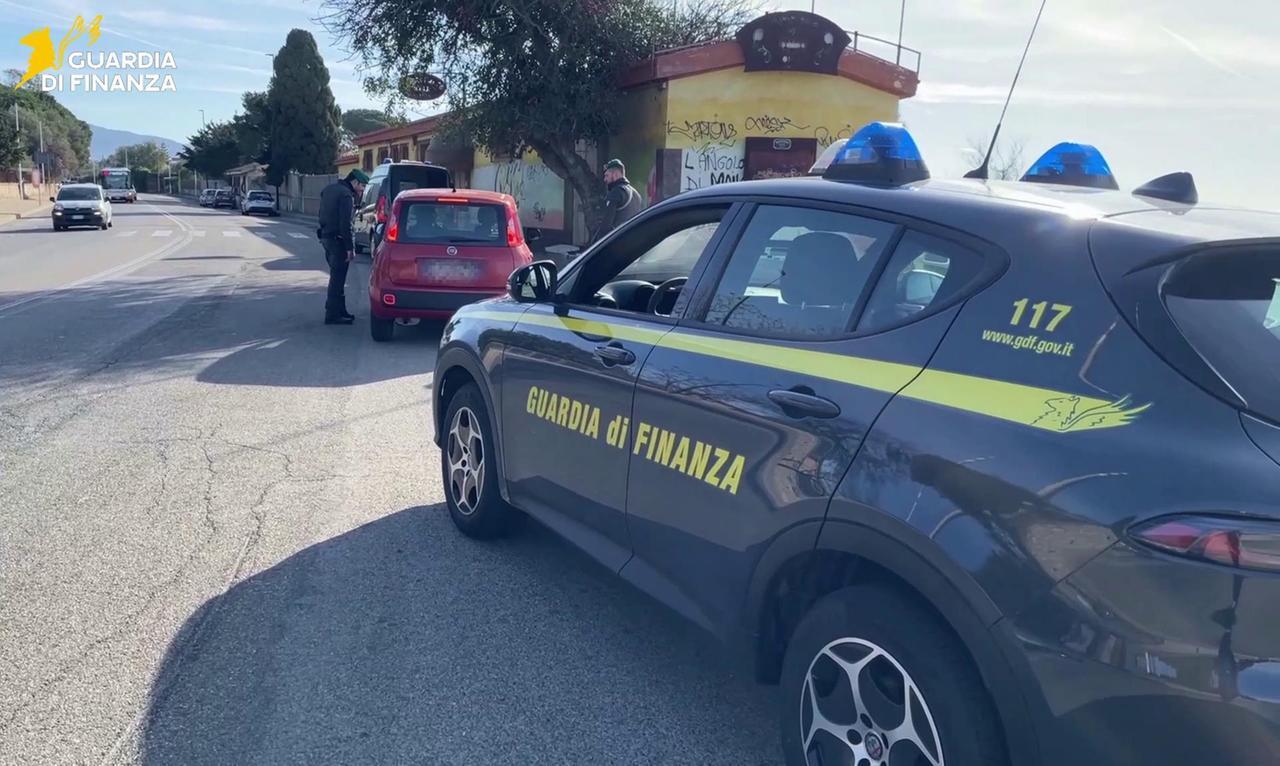La droga per la movida viaggiava in aereo dentro un pacco postale: arrestato con oltre 5 chili di hascisc