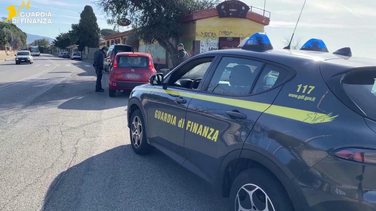 La droga per la movida viaggiava in aereo dentro un pacco postale: arrestato con oltre 5 chili di hascisc