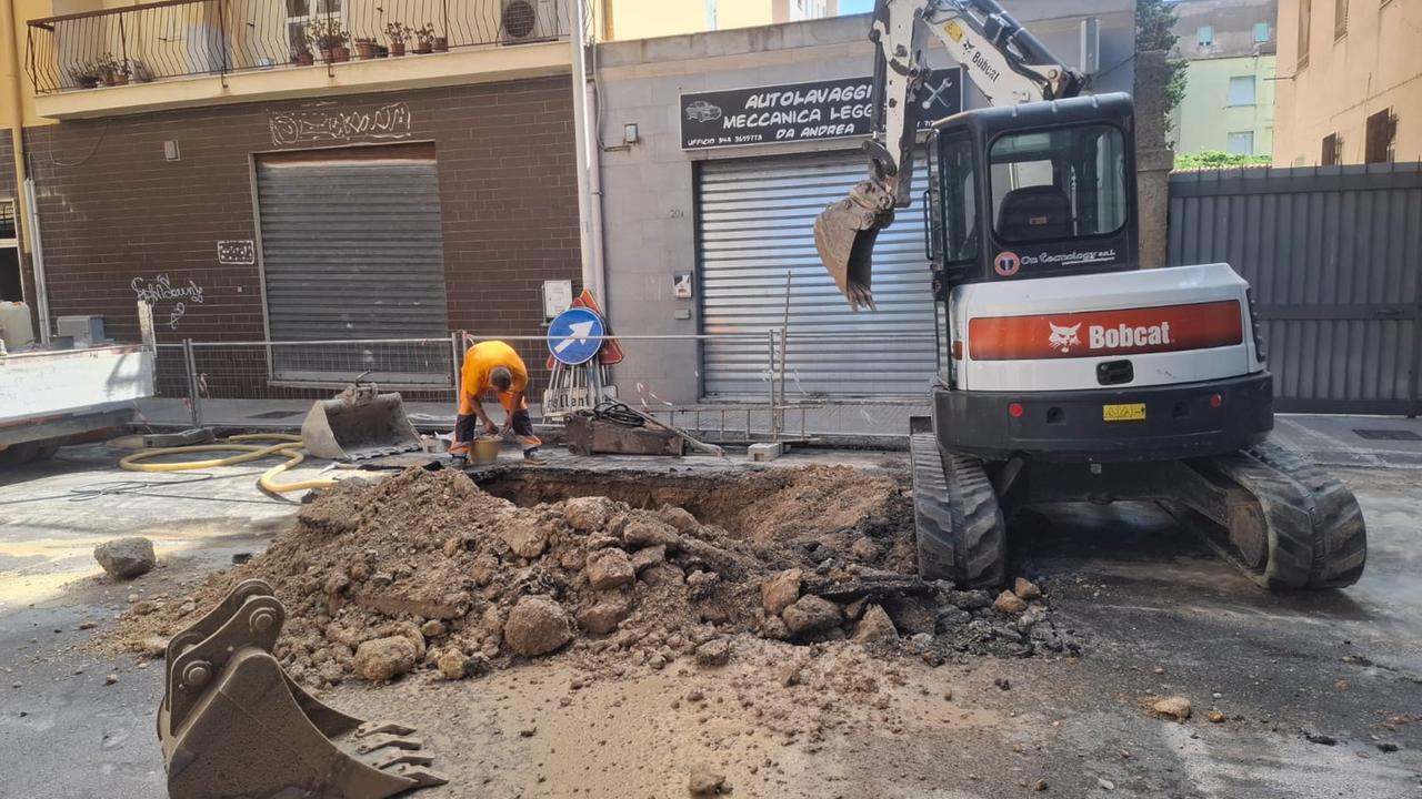Sassari, si rompe una condotta idrica: tre quartieri rimangono senz’acqua – VIDEO