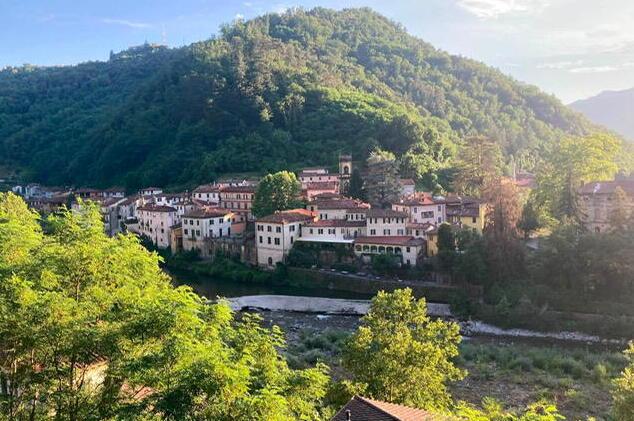 Una veduta panoramica di Ponte a Serraglio e del torrente Lima
