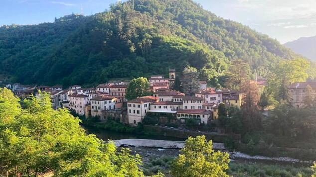 Una veduta panoramica di Ponte a Serraglio e del torrente Lima