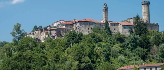 Tra castelli e boschi: un giro dei borghi medievali in bicicletta per scoprire le bellezze del territorio