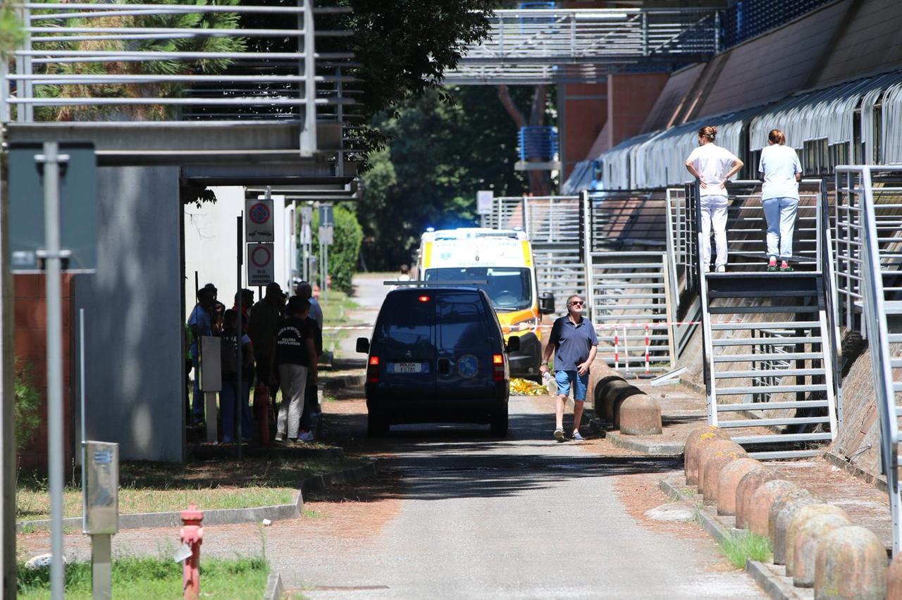 Ospedale Versilia, accoltella a morte l’ex moglie e poi si toglie la vita