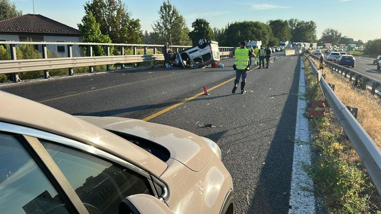 Minivan ribaltato, è morto il bimbo di sei mesi