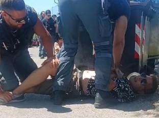 
	Il sindacalista Luca Toscano bloccato a terra dai poliziotti


