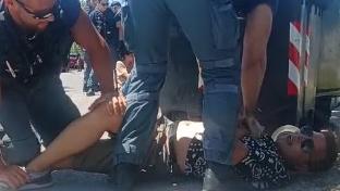 Il sindacalista Luca Toscano bloccato a terra dai poliziotti
