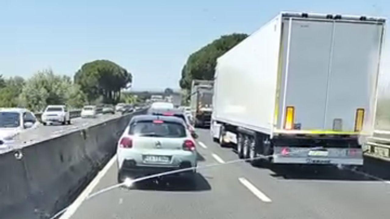 La fila per la chiusura della strada