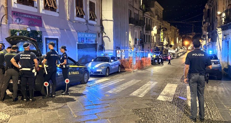 Sassari, strade e piazze del centro presidiate dalle forze dell’ordine: 250 persone controllate