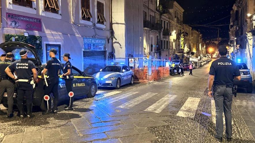 Sassari, strade e piazze del centro presidiate dalle forze dell’ordine: 250 persone controllate