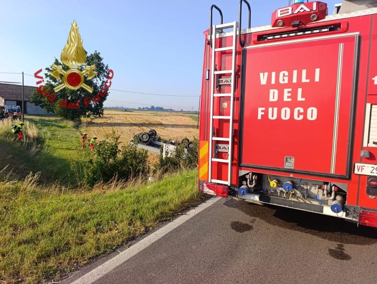 Pilastri, pulmino esce di strada: feriti sette operai