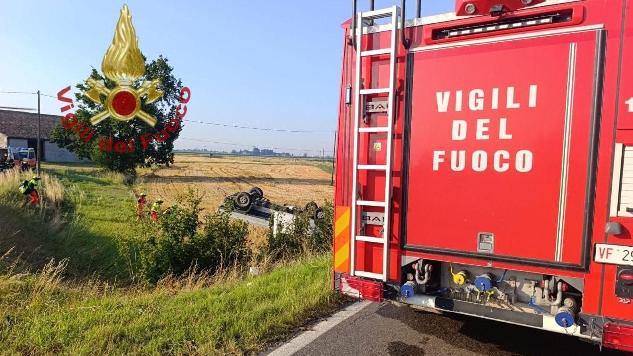 Pilastri, pulmino esce di strada: feriti sette operai