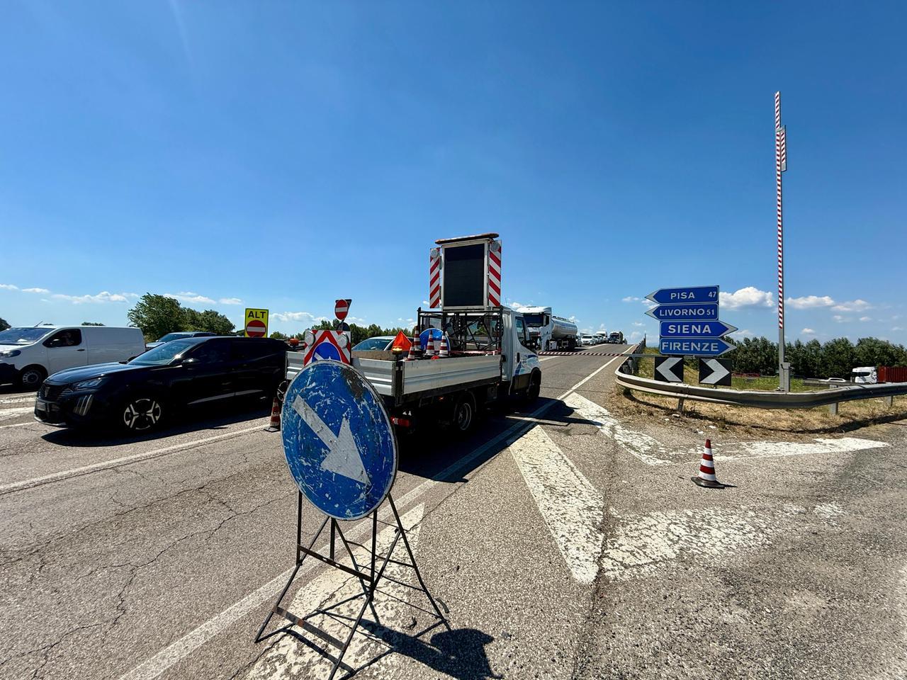 Fi-Pi-Li, cede la strada (grossa buca): chiusura d’urgenza in direzione mare – Scatta l’uscita obbligatoria: è il caos