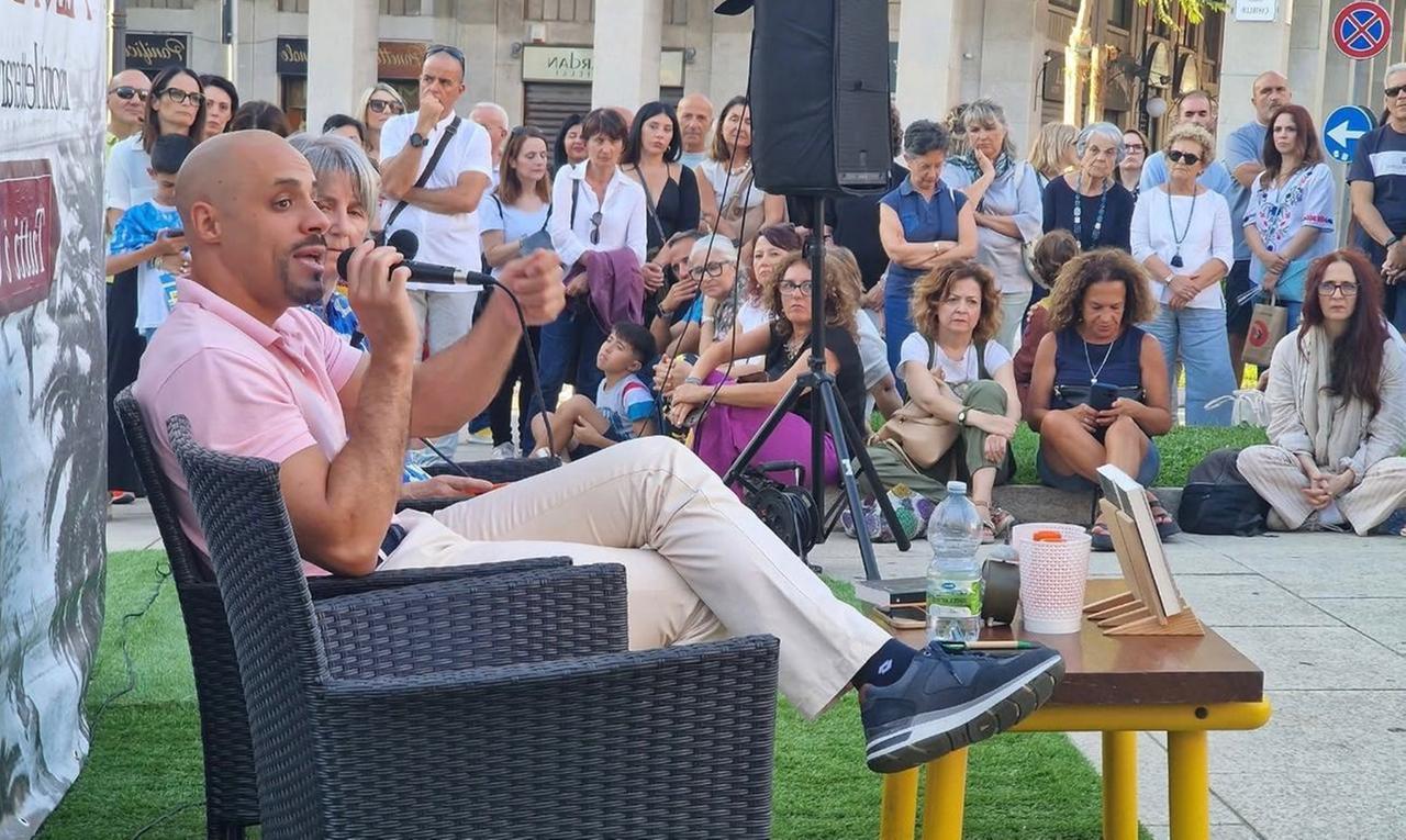 Sassari, Marco Atzeni incanta piazza Castello con i racconti sul vecchio complesso manicomiale di Rizzeddu