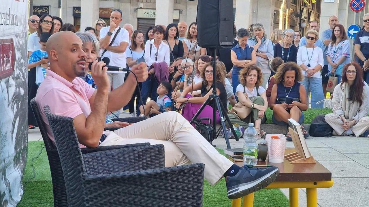 Sassari, Marco Atzeni incanta piazza Castello con i racconti sul vecchio complesso manicomiale di Rizzeddu