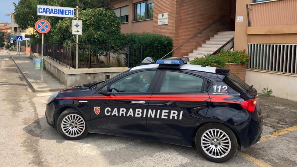Maltratta e minaccia la moglie, picchia il figlio e il nipote: arrestato a Porto Torres